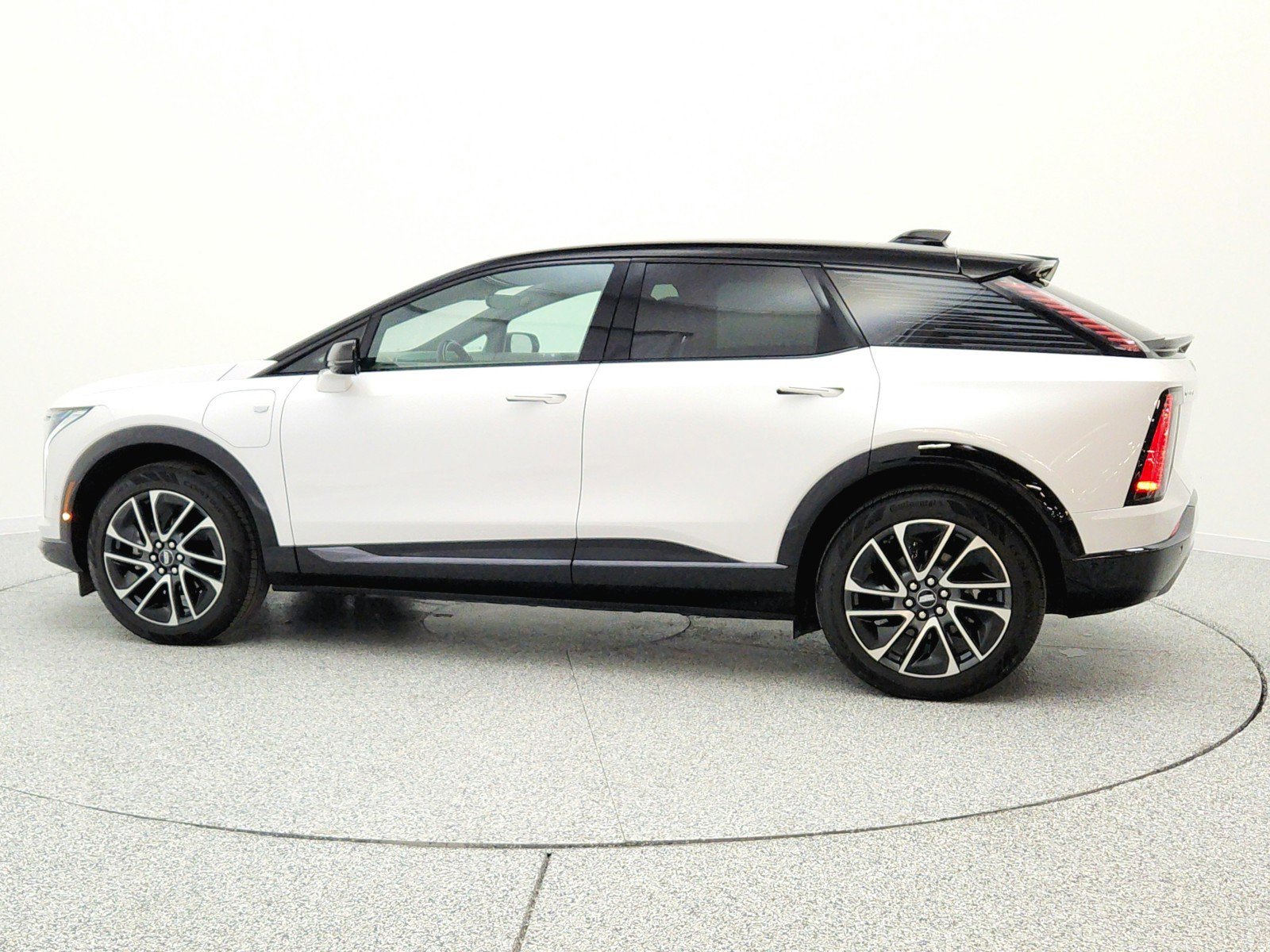 Used 2025 Cadillac Optiq Sport 1 w/ LPO, Floor Liner Package AWD/4WD image 8