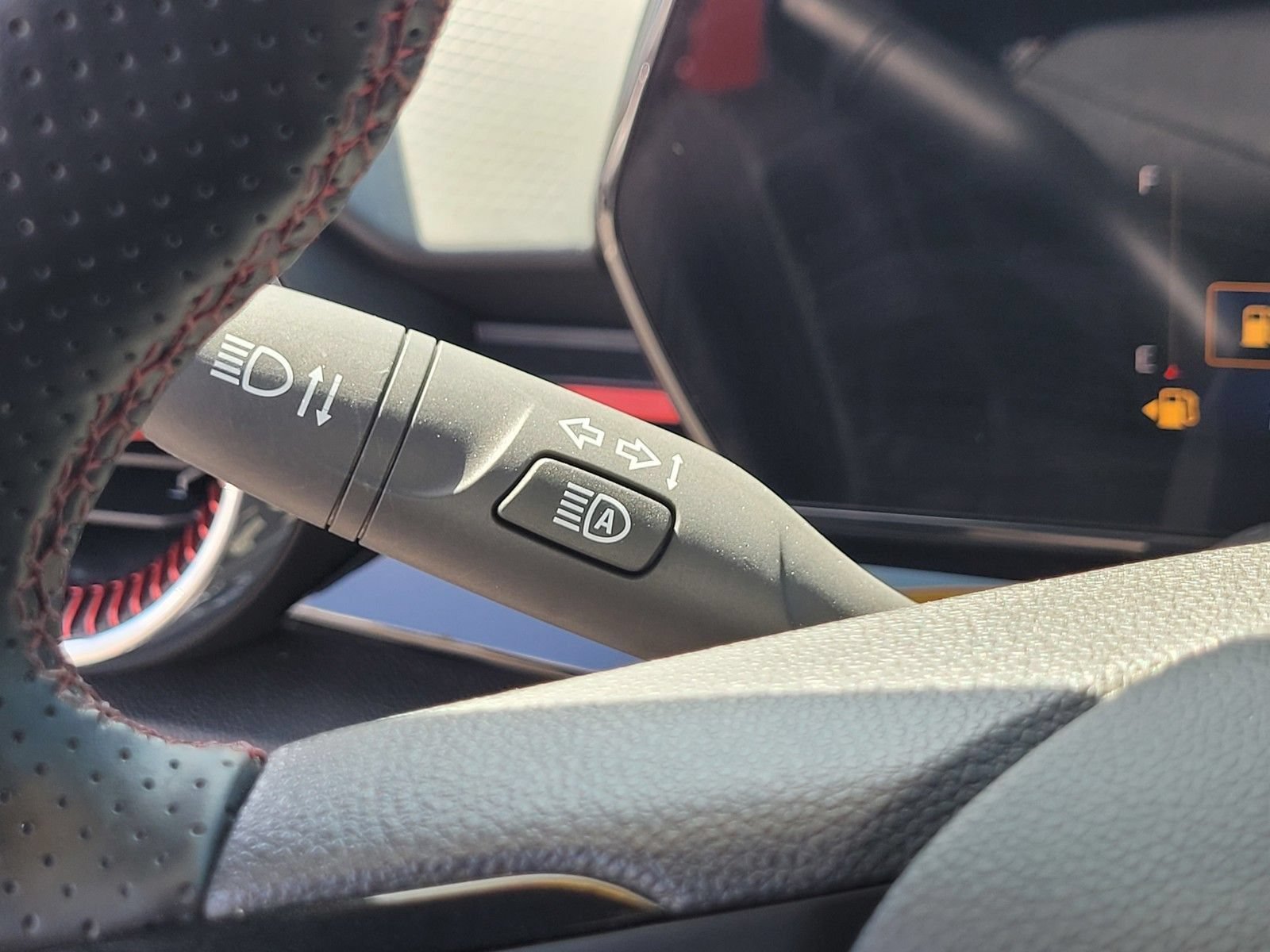 Used 2024 Chevrolet Trax RS FWD image 28