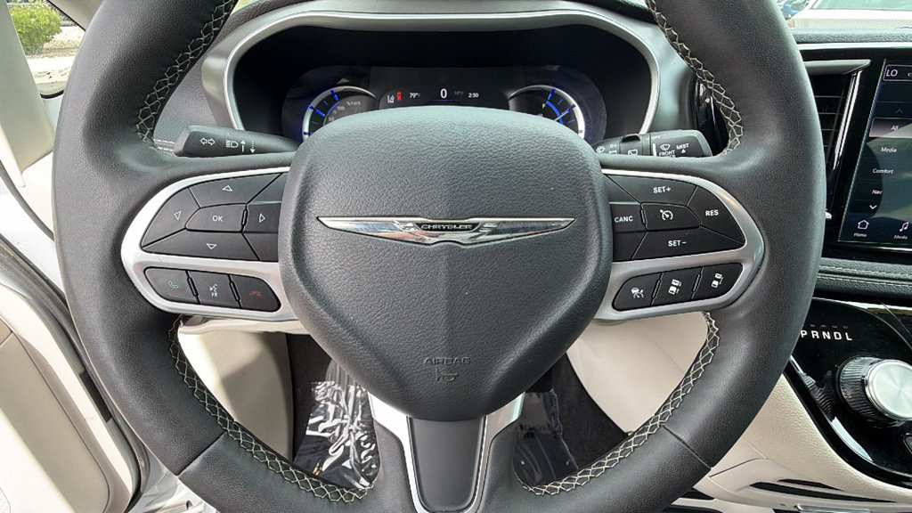 Used 2024 Chrysler Pacifica Limited FWD image 18