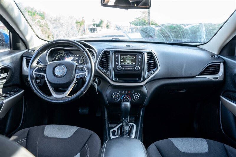 Used 2018 Jeep Cherokee Latitude w/ Altitude Package FWD image 16