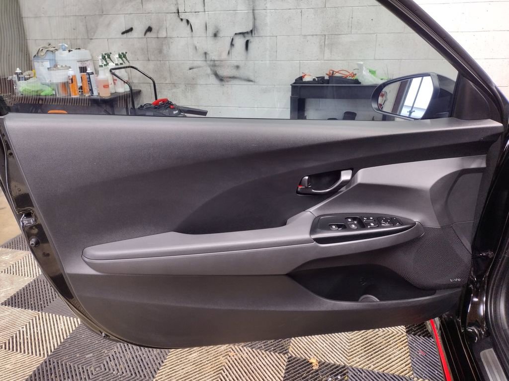 Certified 2022 Hyundai Veloster N Base image 17