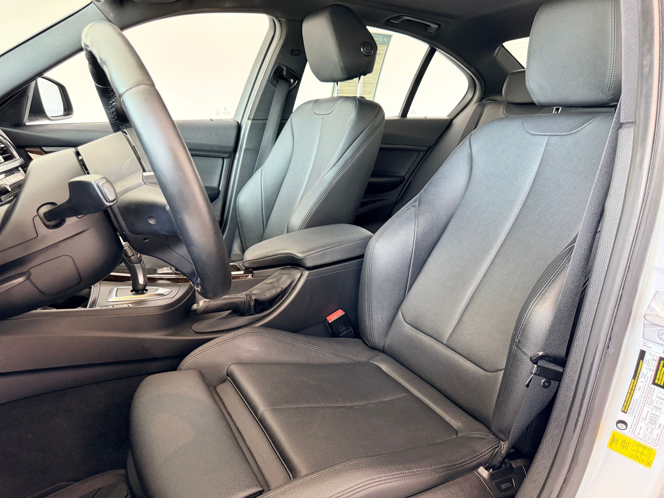 Used 2016 BMW 320i Sedan RWD image 5
