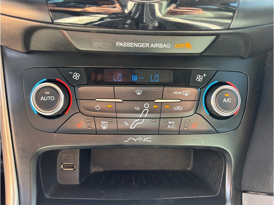 Used 2015 Ford Focus Titanium FWD image 28