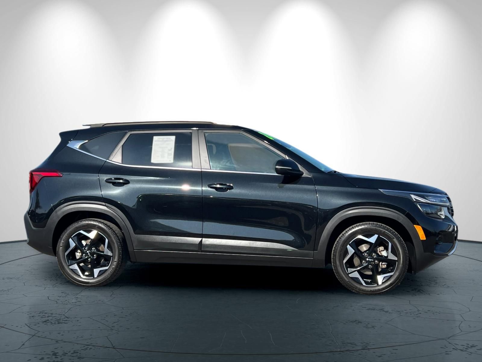 Used 2024 Kia Seltos EX FWD image 3