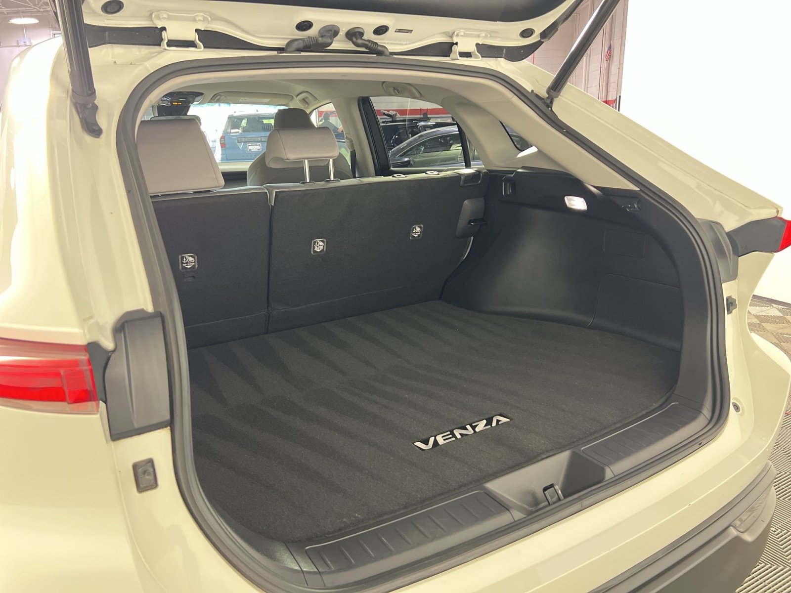 Used 2021 Toyota Venza LE w/ Carpet Mat Package (TMS) AWD/4WD image 26
