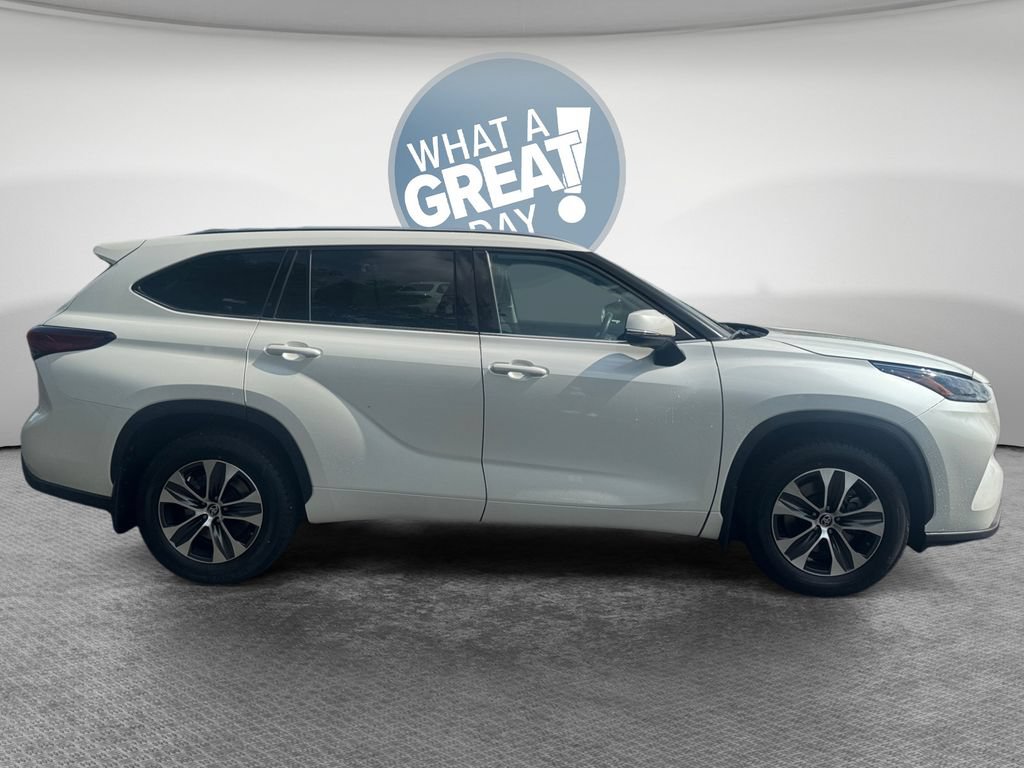 Used 2021 Toyota Highlander XLE AWD/4WD image 2