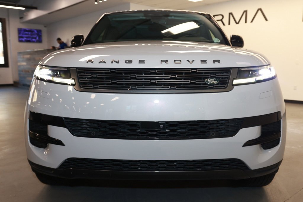 Used 2024 Land Rover Range Rover Sport SE image 2