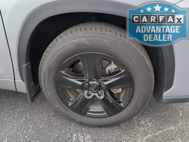 Used 2024 Toyota Highlander LE AWD/4WD image 3