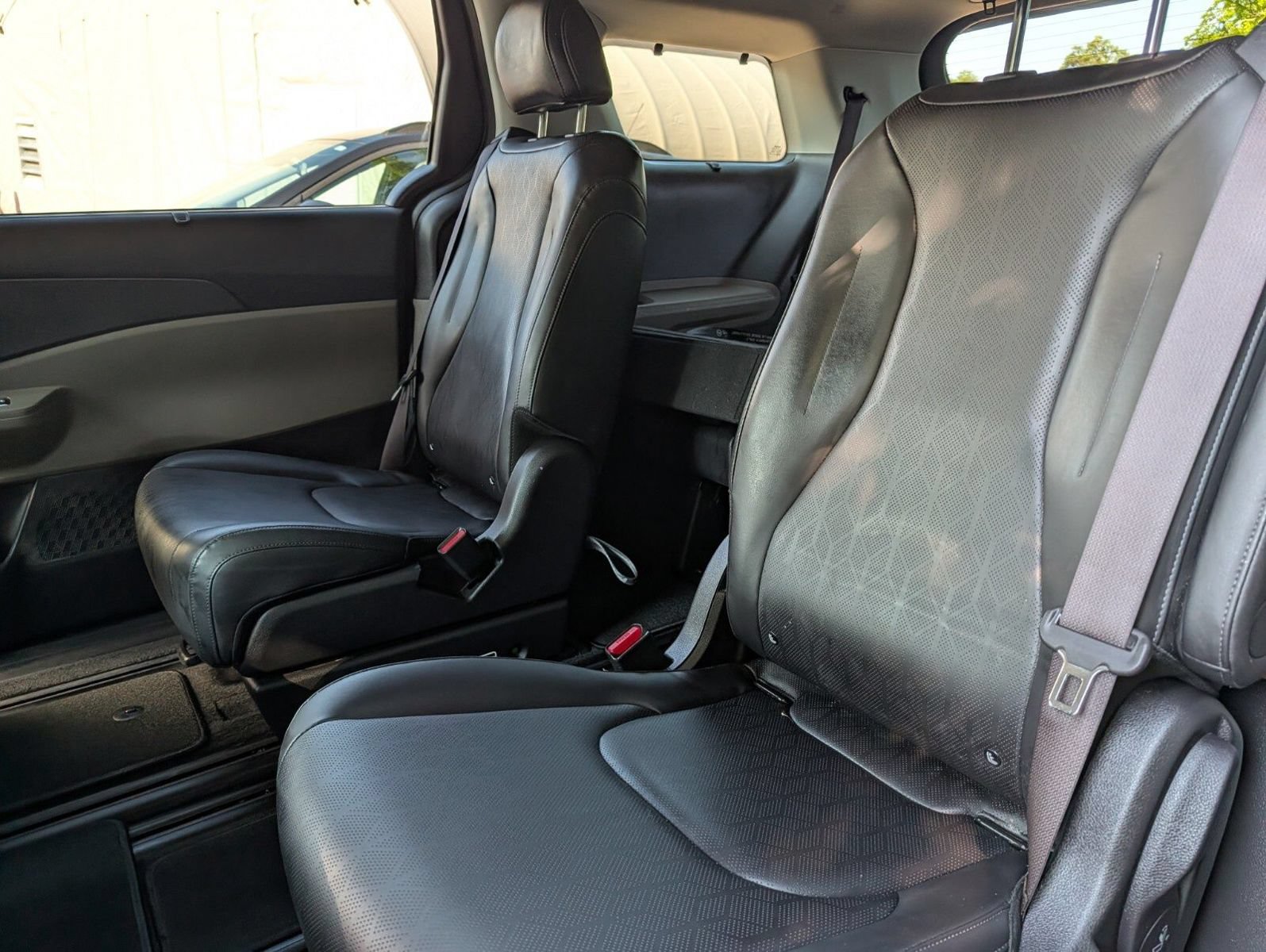 Used 2025 Kia Carnival EX FWD image 19