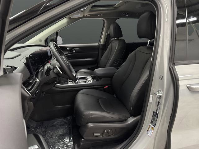 Used 2025 Kia Carnival SX w/ SX Dark Edition Package image 4