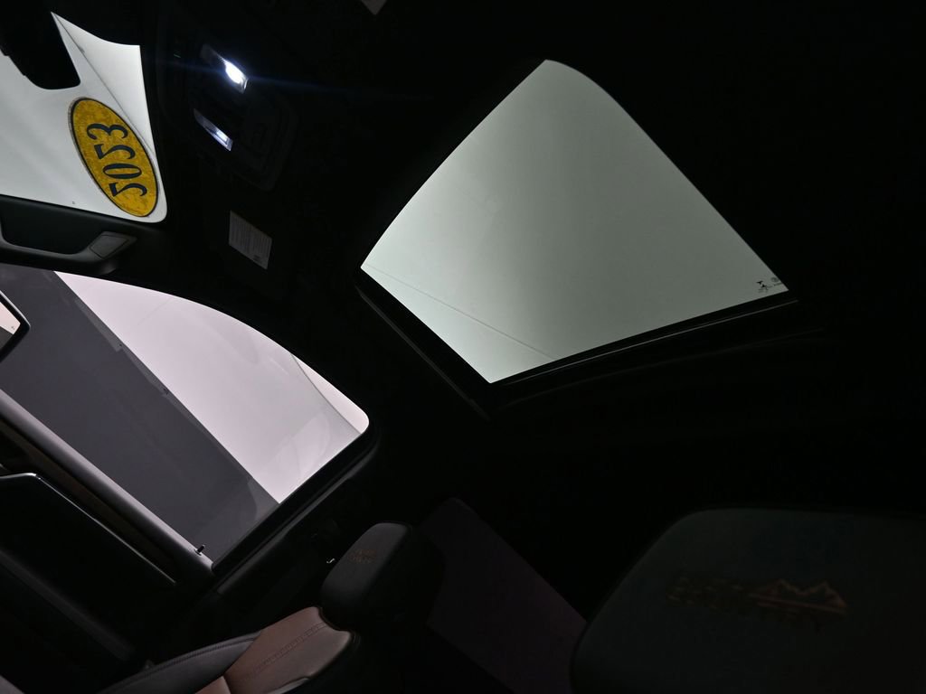 Used 2023 Chevrolet Silverado 1500 High Country w/ High Country Premium Package AWD/4WD image 18