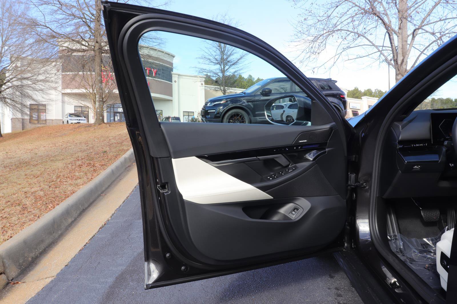 Used 2025 BMW 530i w/ Executive Package image 11