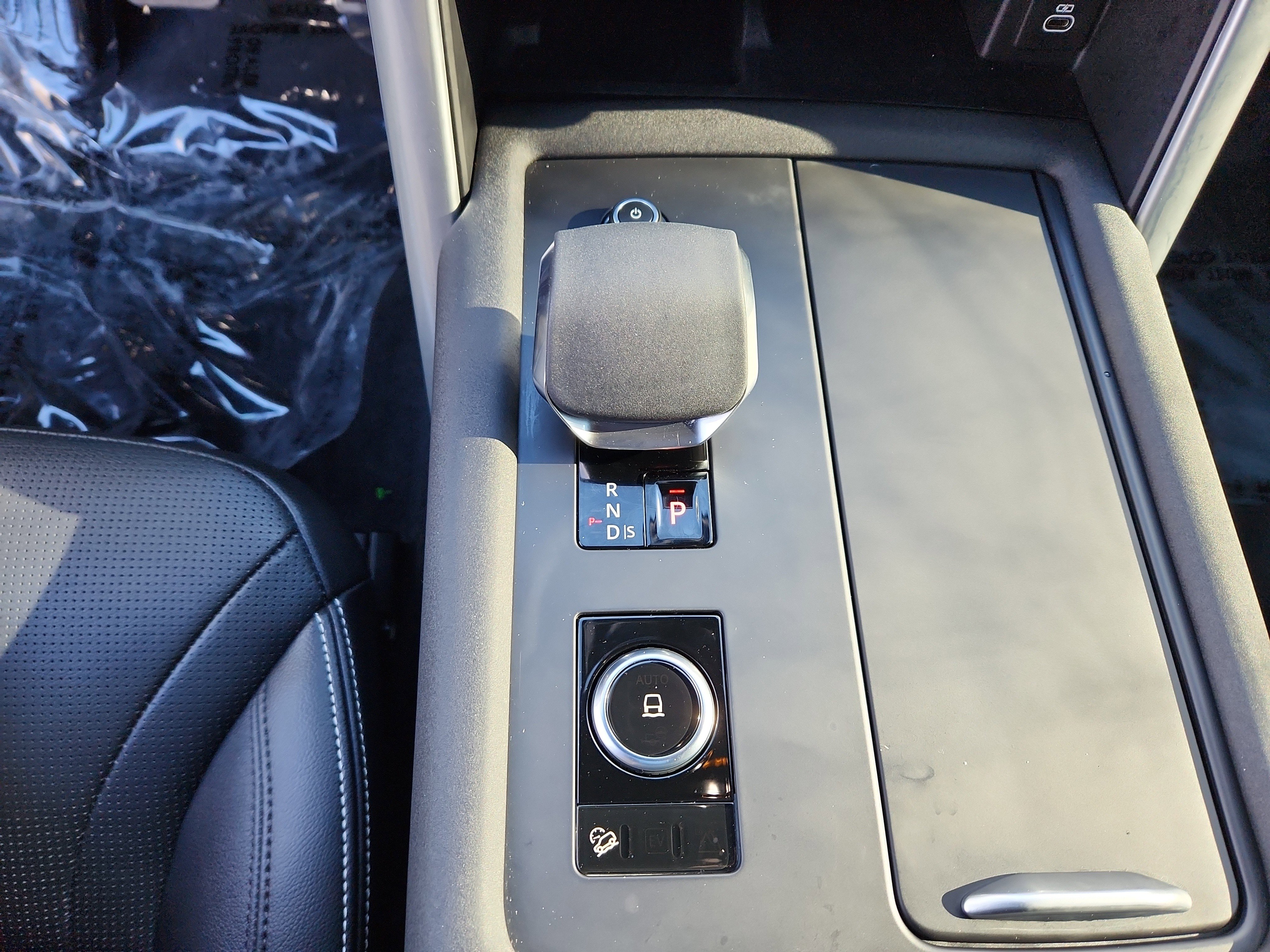 Certified 2024 Land Rover Discovery Dynamic SE image 16