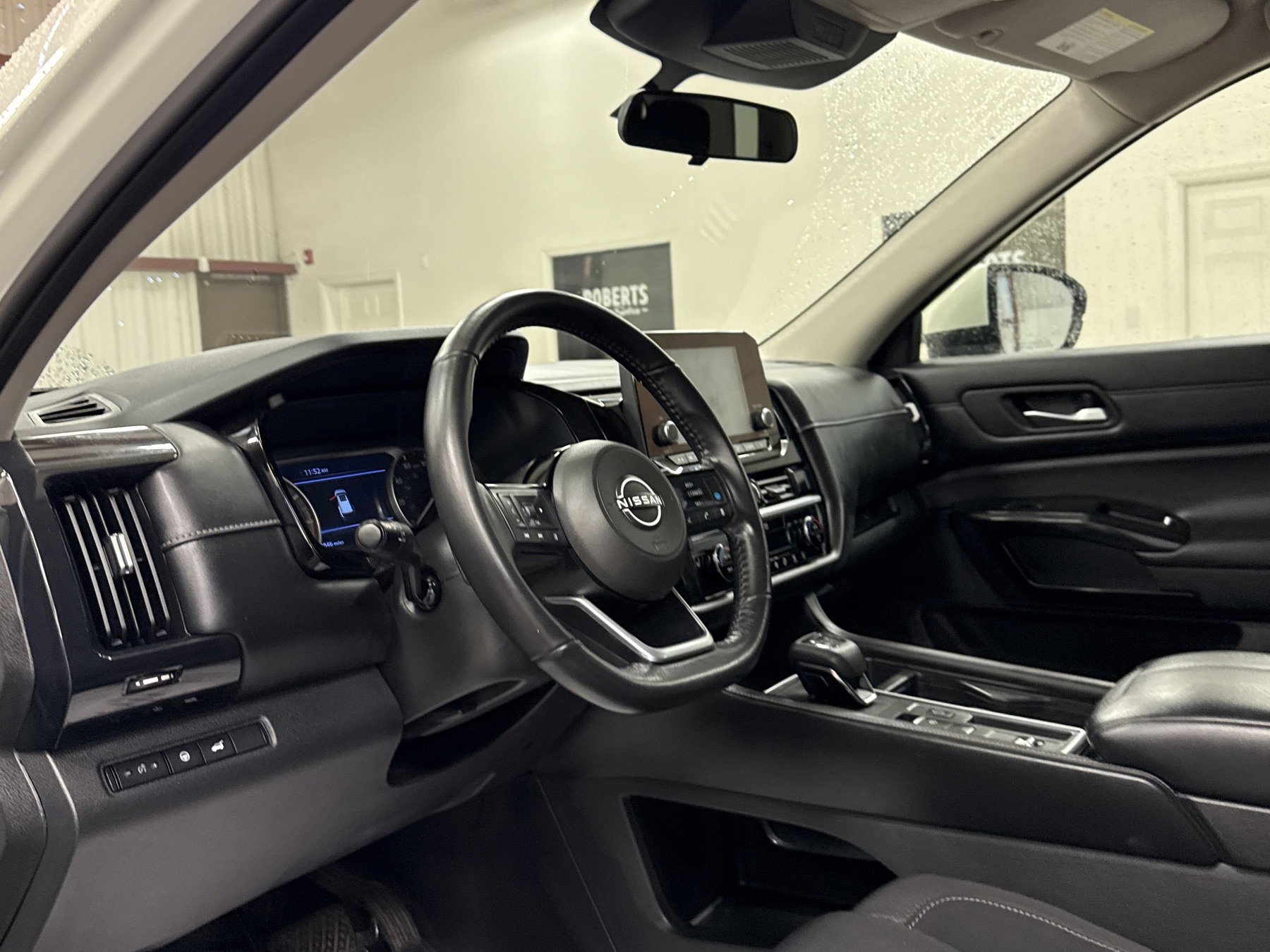 Used 2022 Nissan Pathfinder SV w/ SV Premium Package image 6