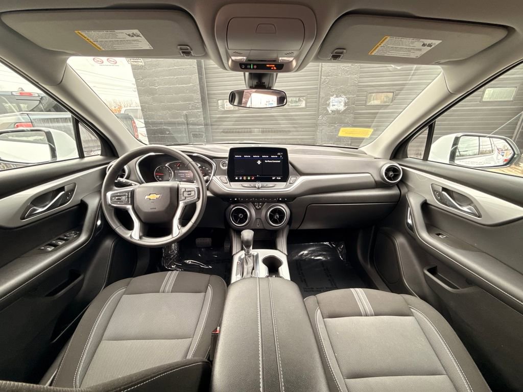 Used 2025 Chevrolet Blazer LT FWD image 17