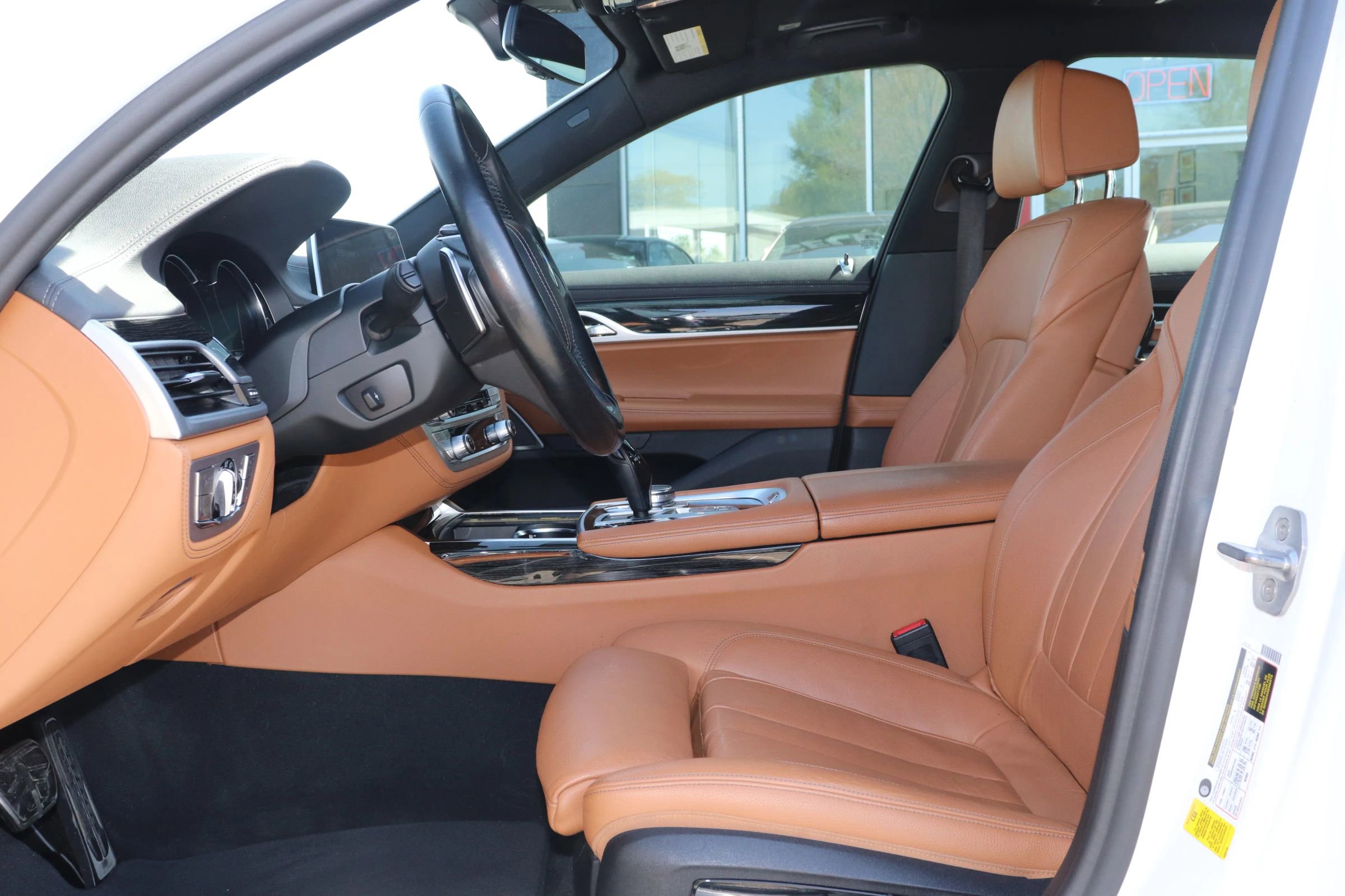 Used 2019 BMW 740i w/ M Sport Package RWD image 2