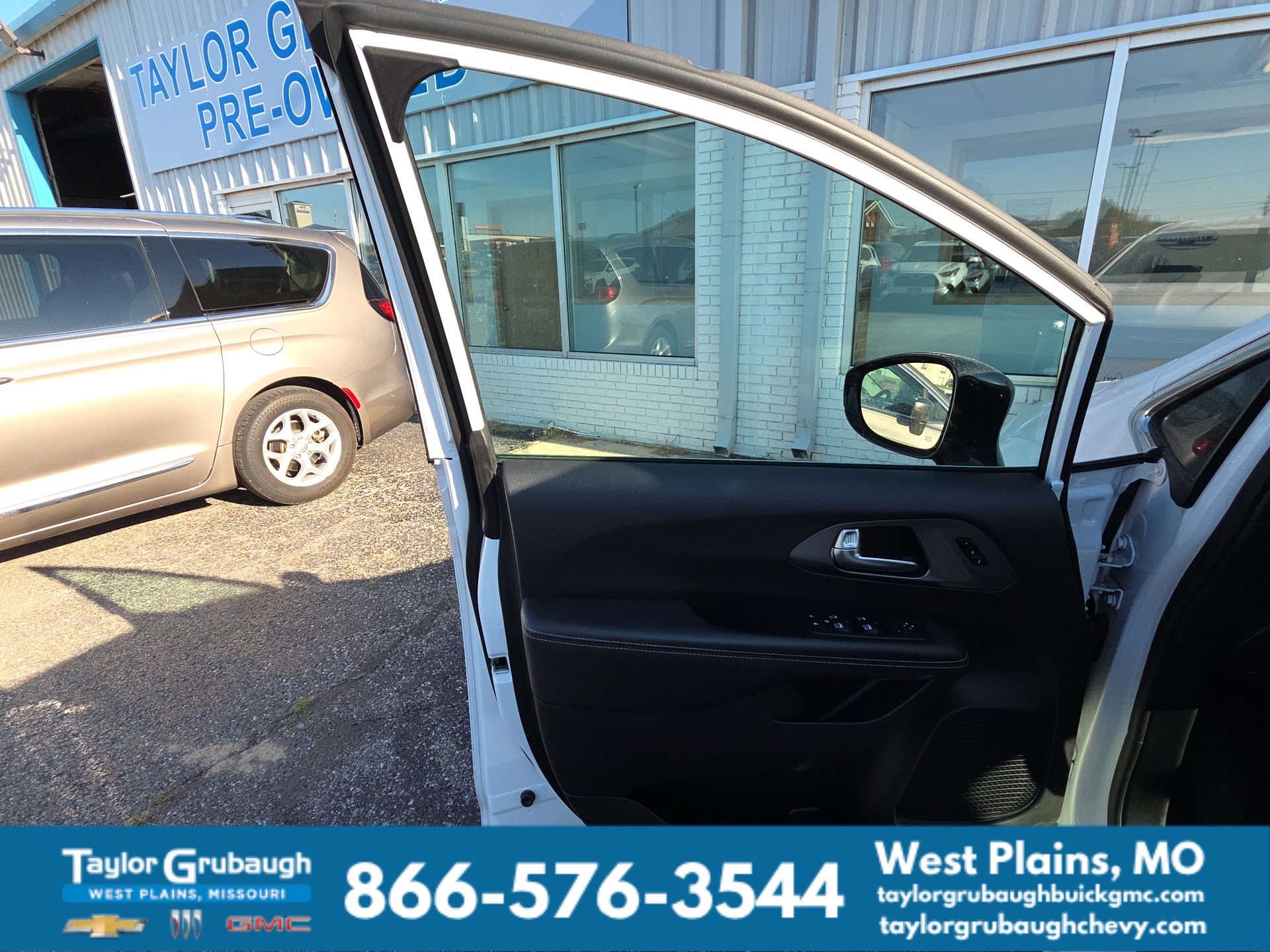 Used 2025 Chrysler Pacifica Select FWD image 7
