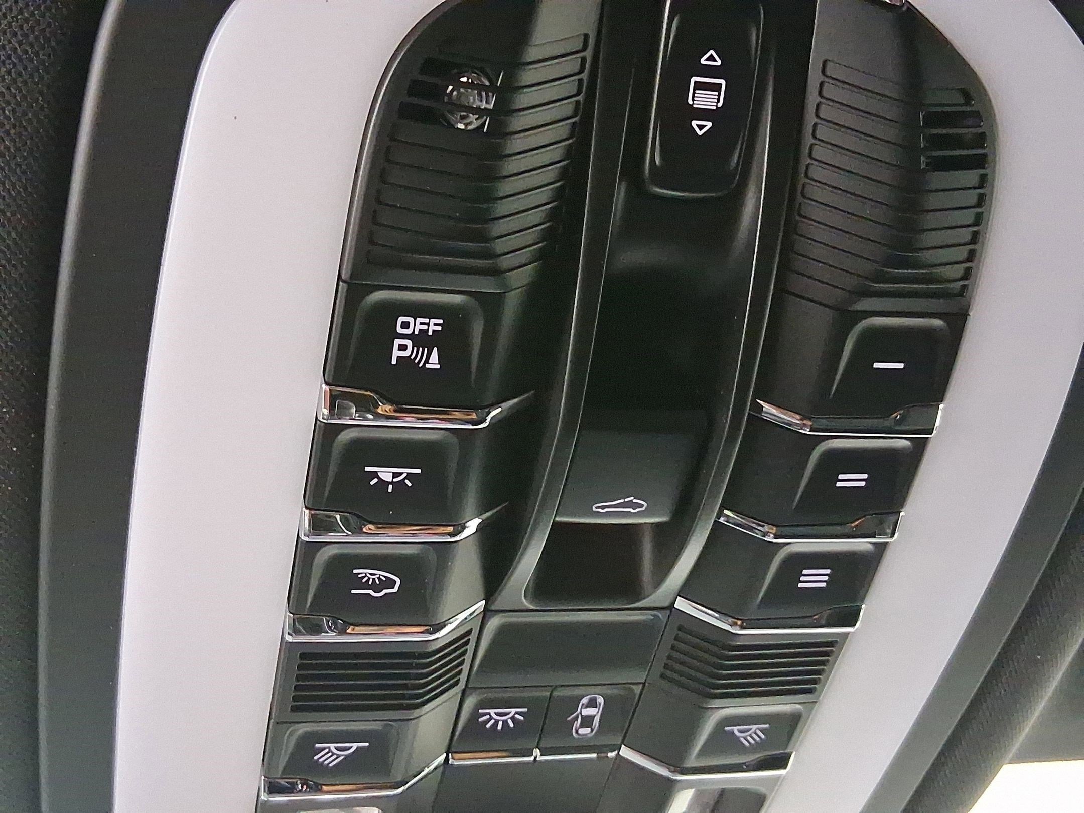 Used 2025 Porsche Macan AWD/4WD image 34
