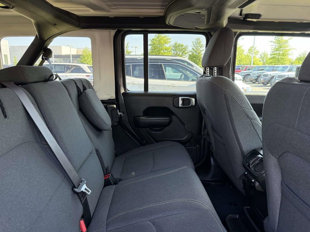 Used 2024 Jeep Wrangler Unlimited AWD/4WD image 16