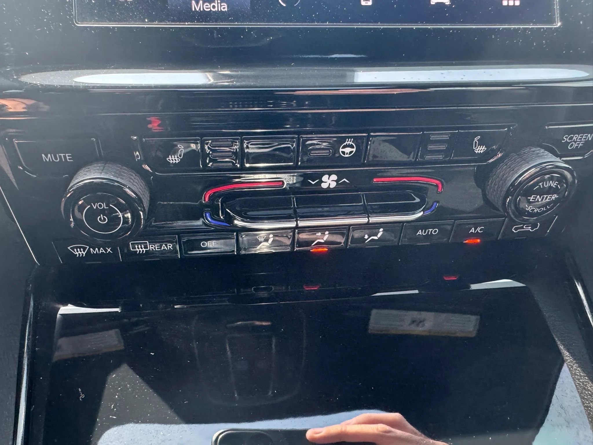 Used 2023 Jeep Grand Cherokee L Laredo image 11