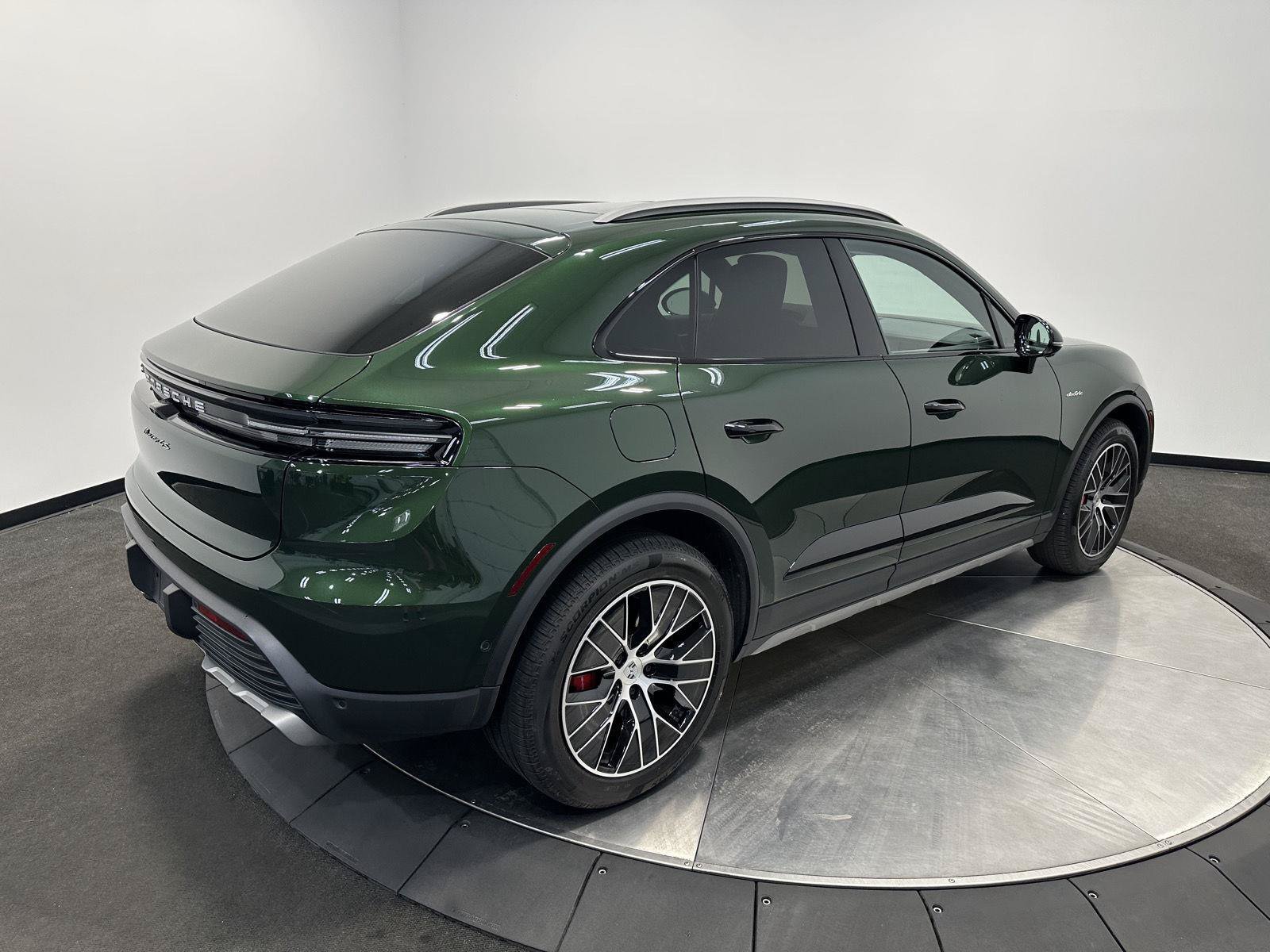 Certified 2025 Porsche Macan 4S Electric AWD/4WD image 7