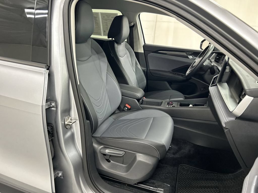Used 2026 Volkswagen Tiguan SE AWD/4WD image 22