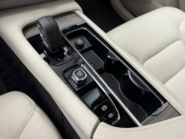 Certified 2024 Volvo XC90 T8 Plus w/ Protection Package Premier image 19
