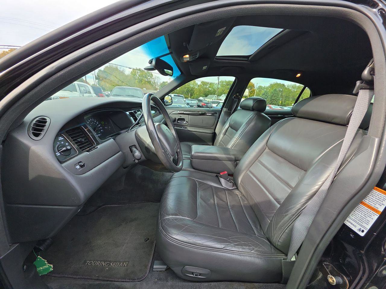 Used 1999 Lincoln Town Car Signature image 3