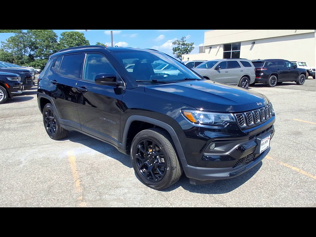 Used 2024 Jeep Compass Latitude w/ Convenience Group AWD/4WD image 2