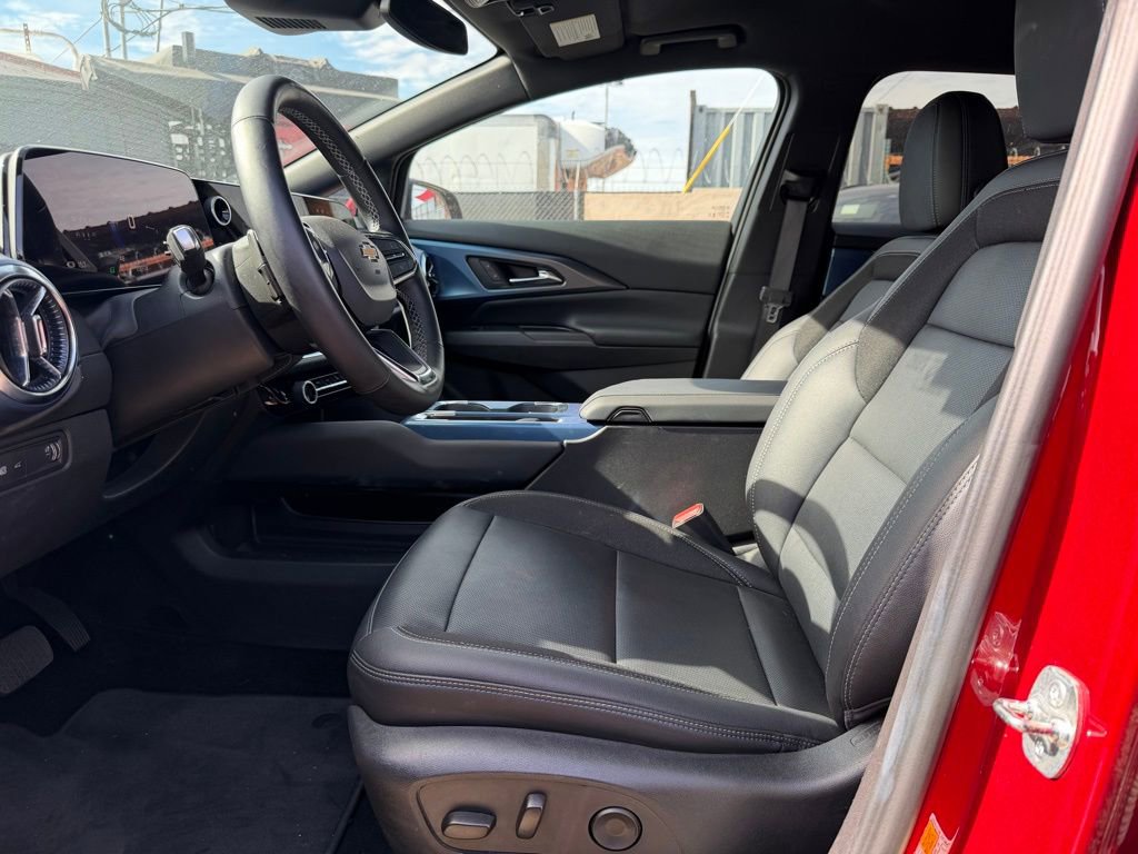 Used 2025 Chevrolet Equinox EV LT w/ Convenience Package image 8