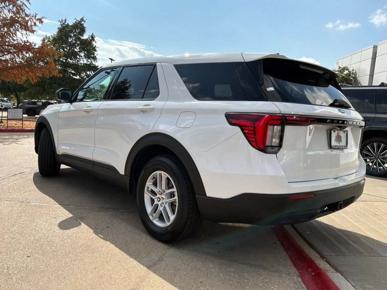 Used 2026 Ford Explorer Active RWD image 8