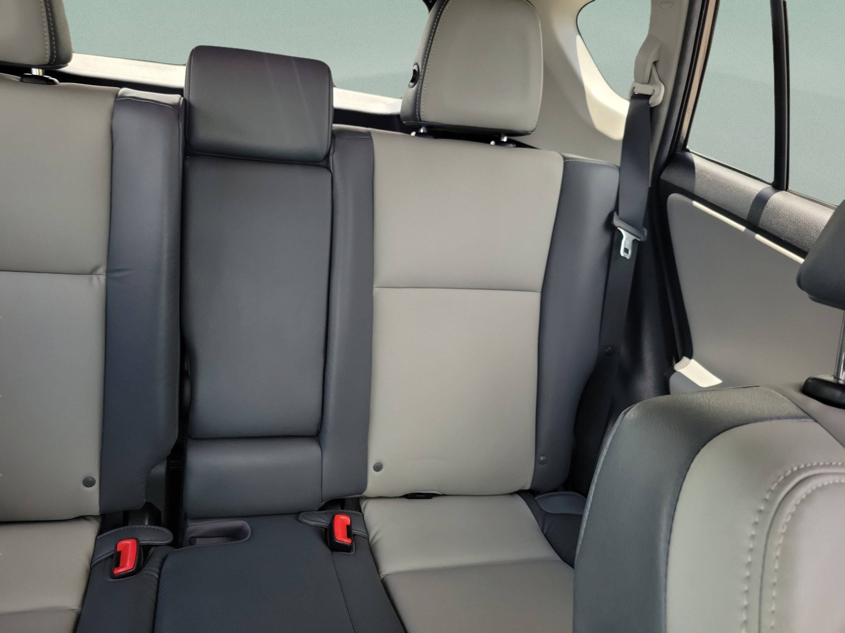 Used 2015 Toyota RAV4 Limited w/ Technology Package FWD image 10