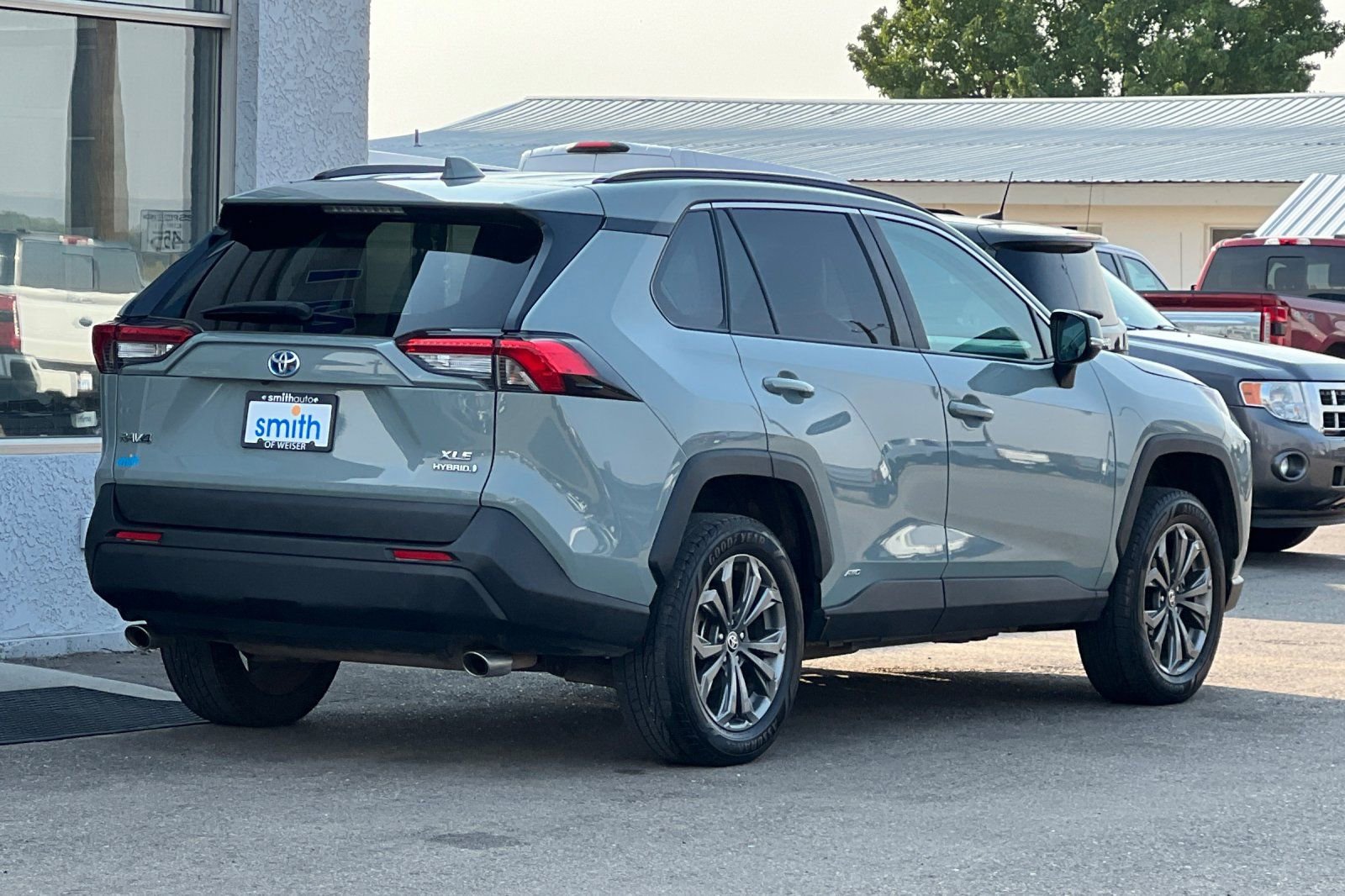 Used 2022 Toyota RAV4 XLE Premium image 3