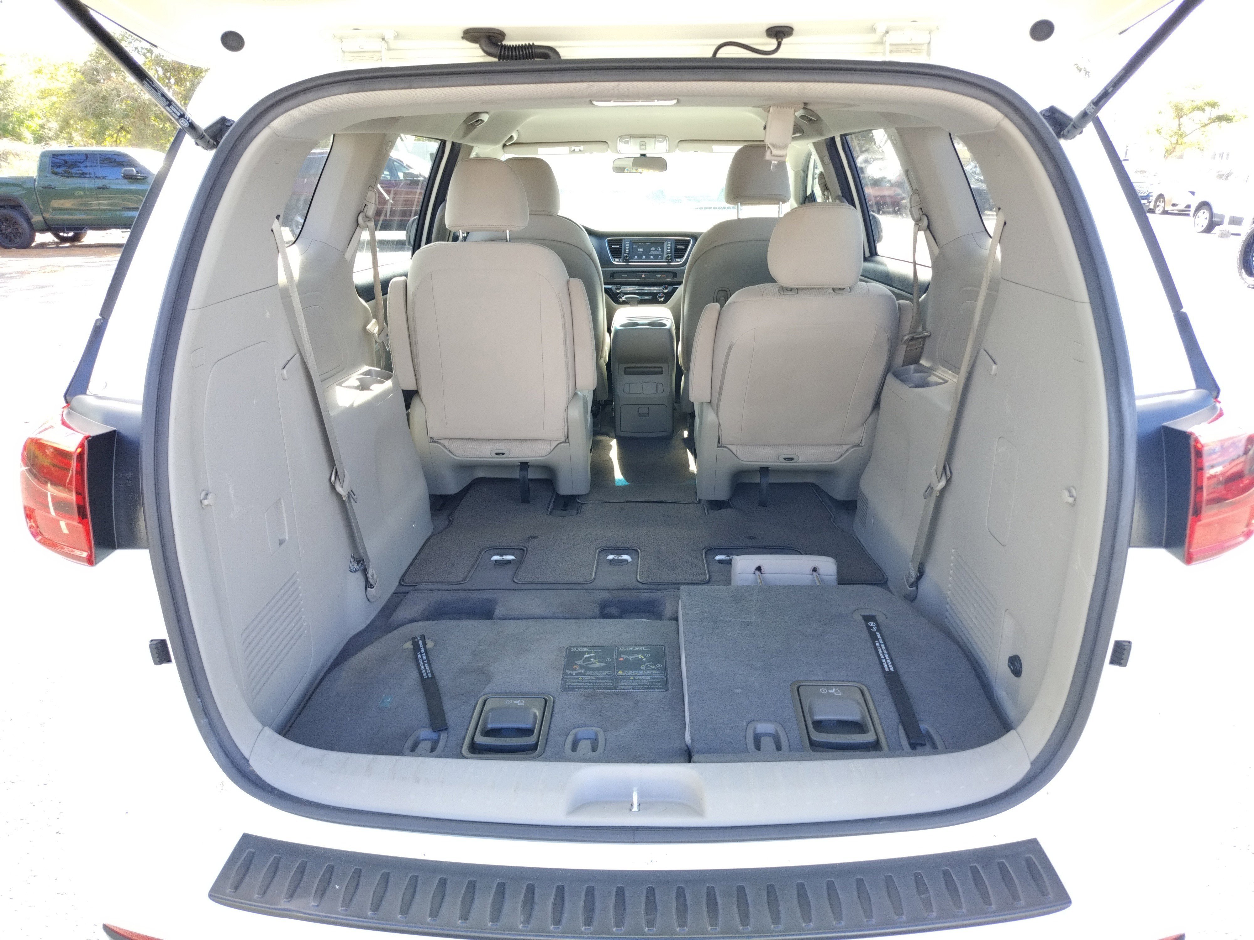 Used 2020 Kia Sedona L image 12