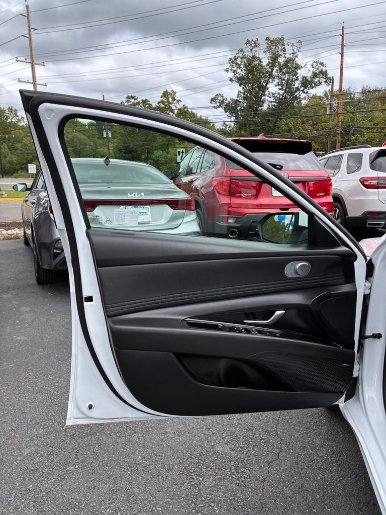 Used 2025 Hyundai Elantra Limited FWD image 26