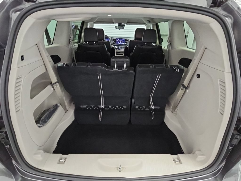 Used 2023 Chrysler Pacifica Touring-L FWD image 32