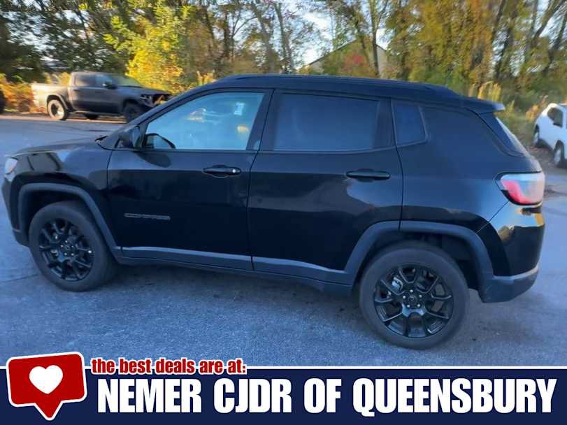Used 2025 Jeep Compass Latitude w/ Convenience Group AWD/4WD image 6