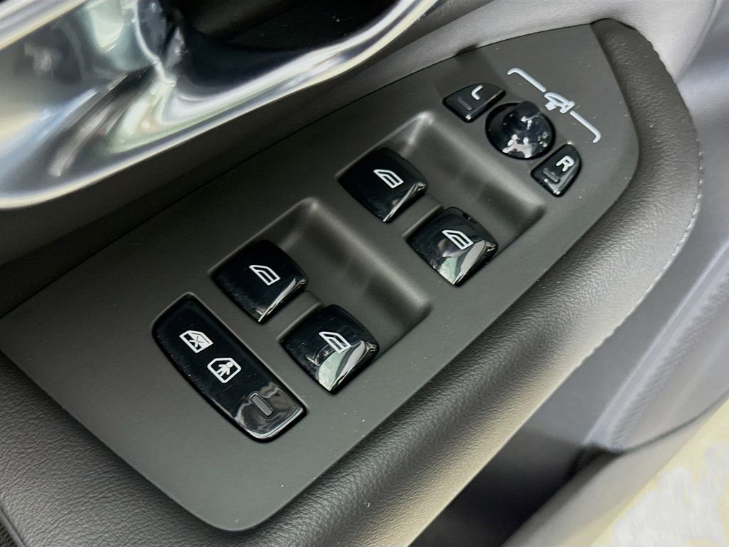 Certified 2025 Volvo XC90 B6 Core image 18