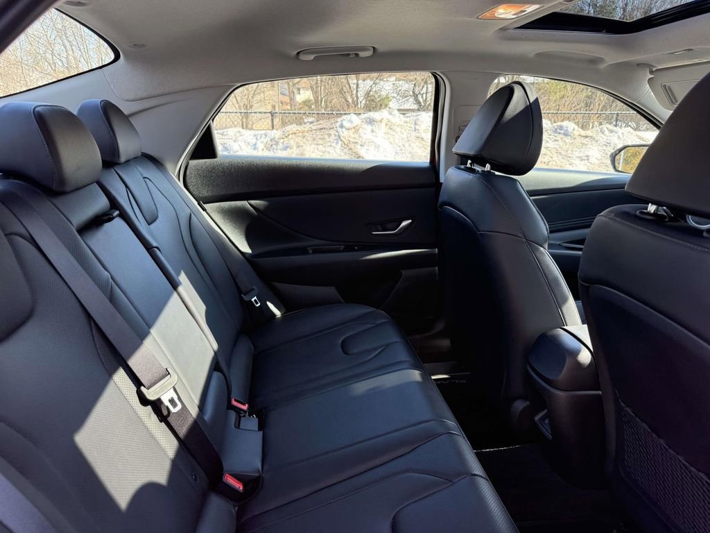 Used 2025 Hyundai Elantra Limited image 16