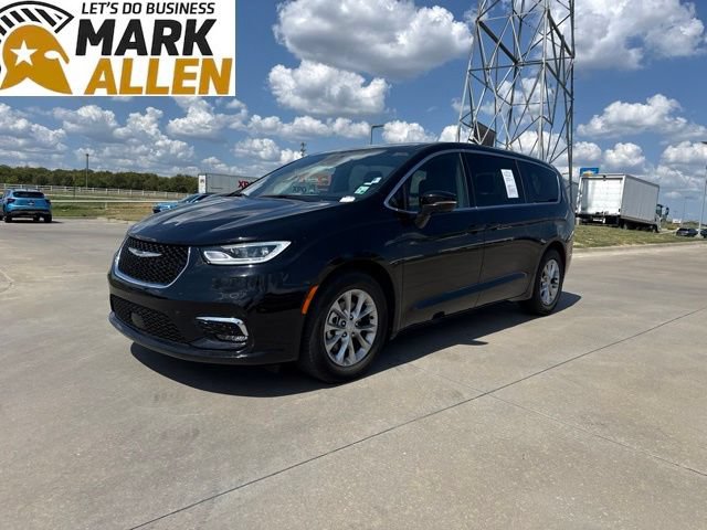 Used 2026 Chrysler Pacifica Limited FWD image 2