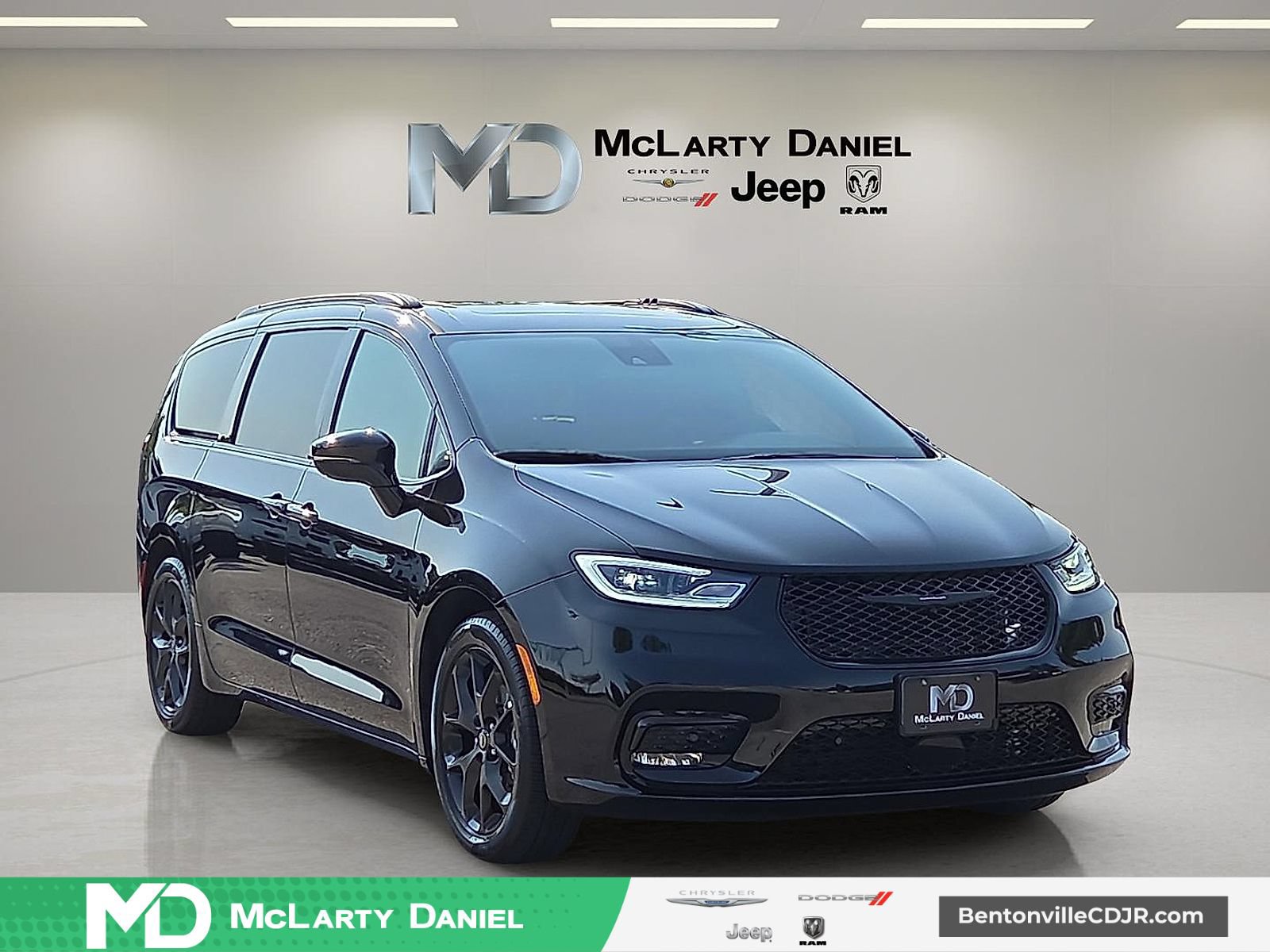 Used 2025 Chrysler Pacifica Limited FWD image 1