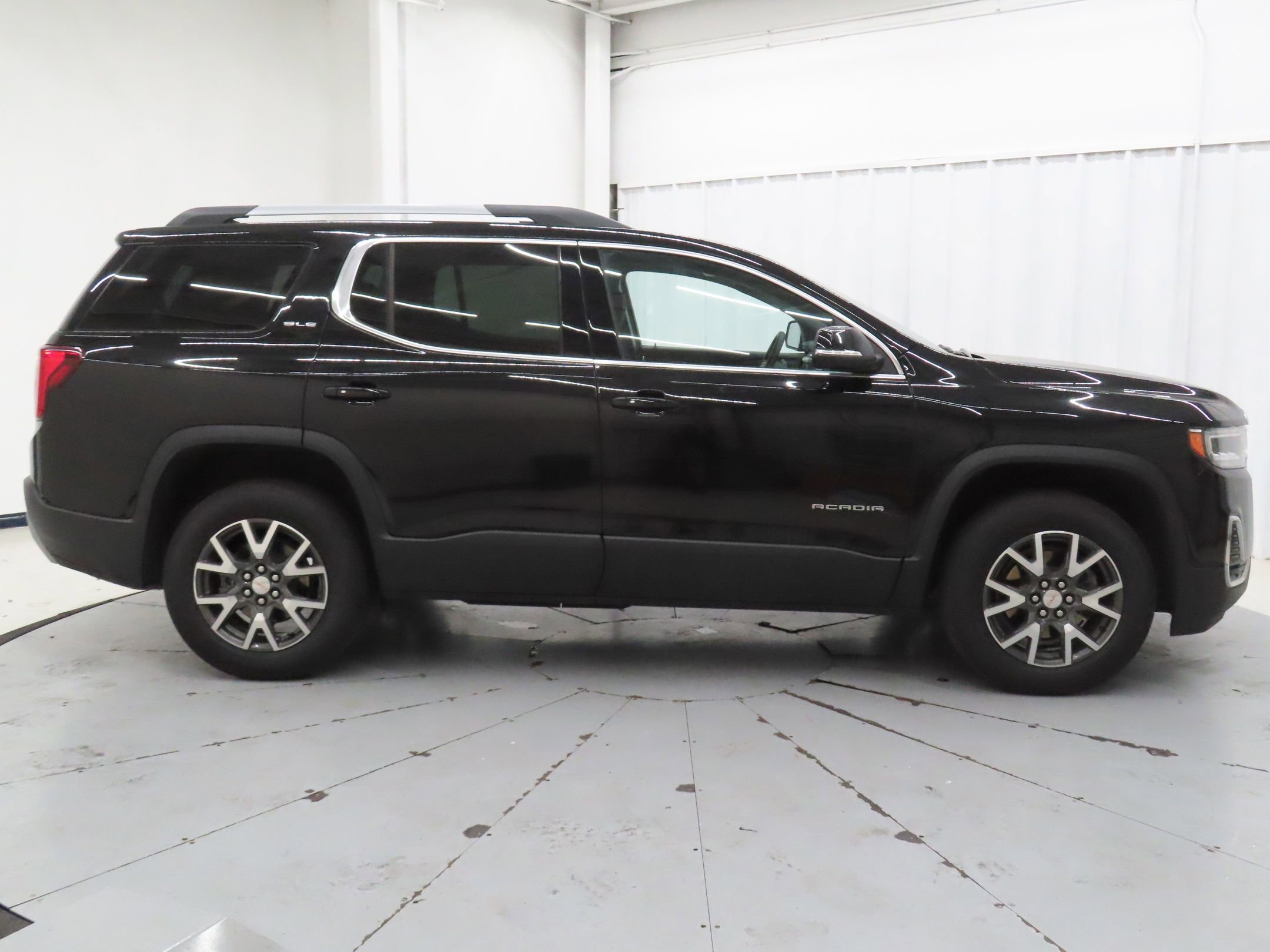 Used 2023 GMC Acadia SLE w/ Driver Convenience Package image 2