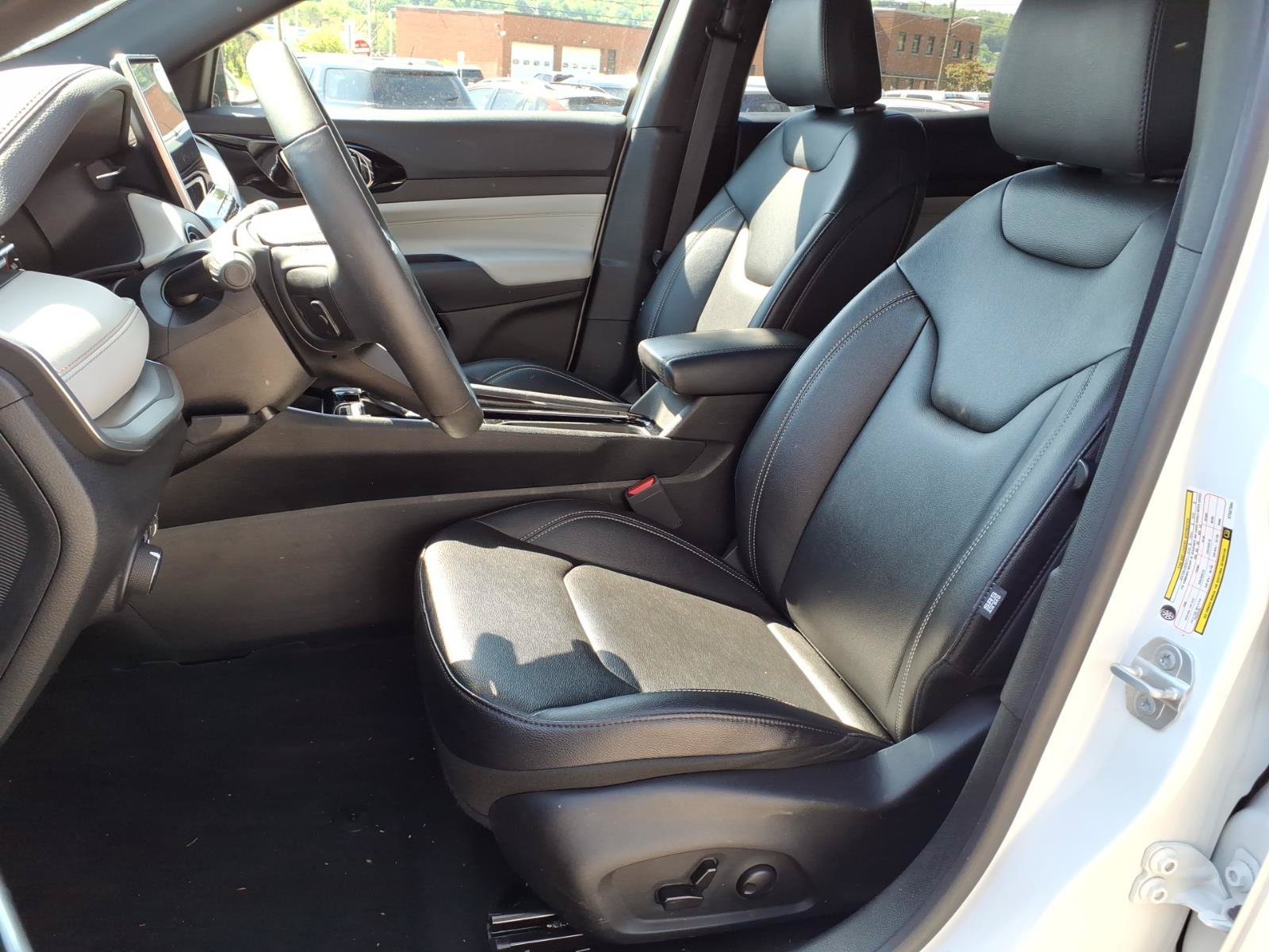Used 2025 Jeep Compass Limited AWD/4WD image 9