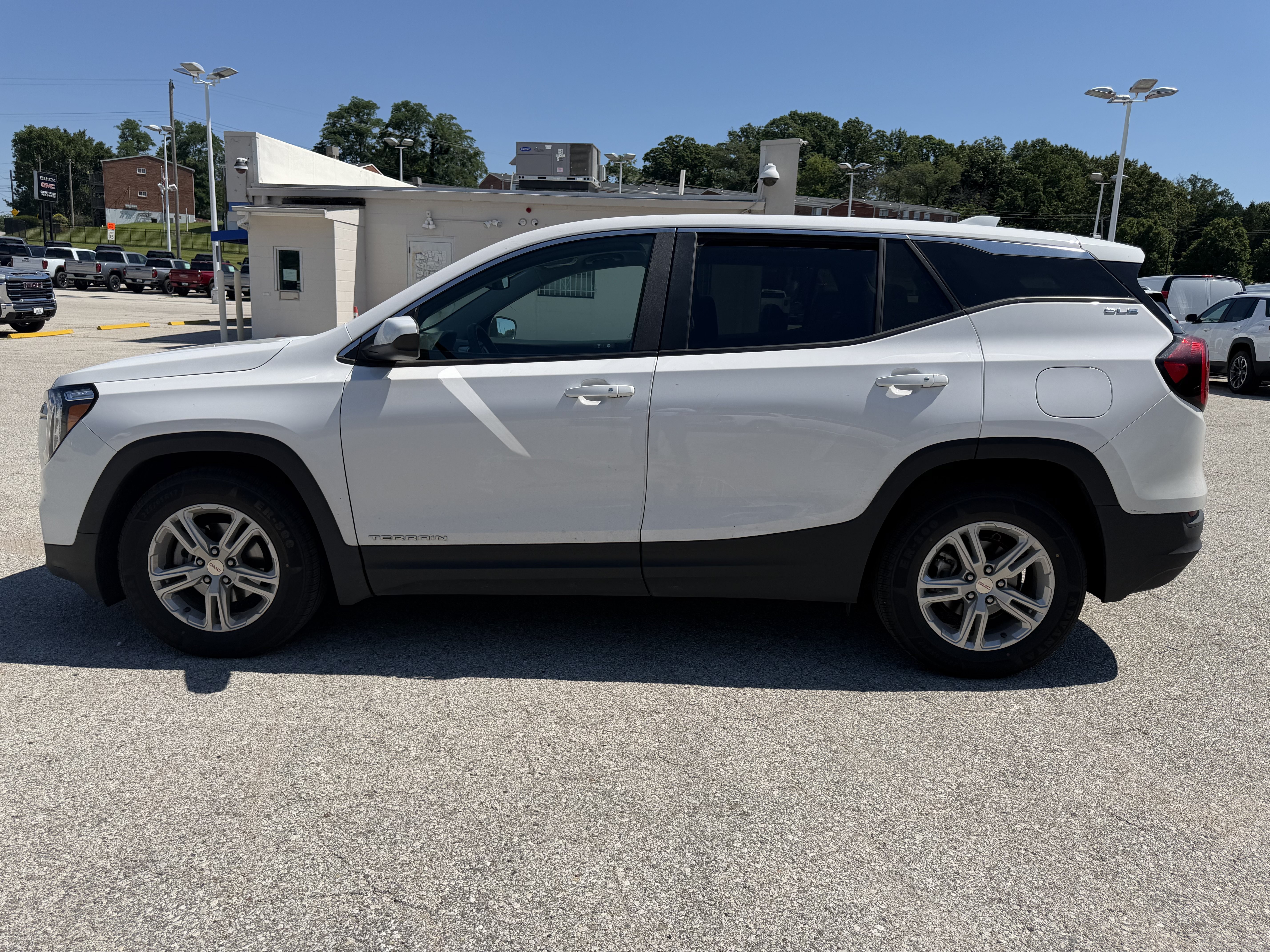 Used 2022 GMC Terrain SLE FWD image 4