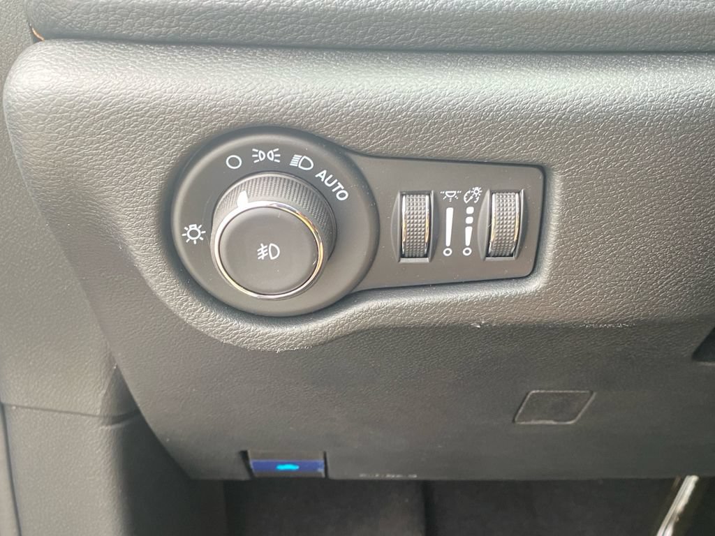 Used 2024 Chrysler Pacifica Pinnacle FWD image 17