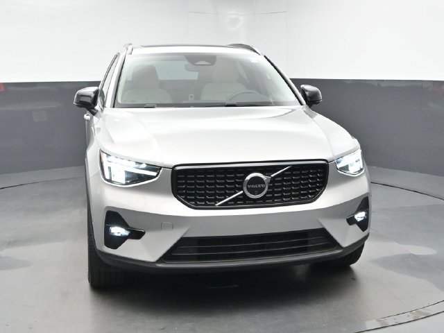 Used 2024 Volvo XC40 B5 Plus AWD/4WD image 2