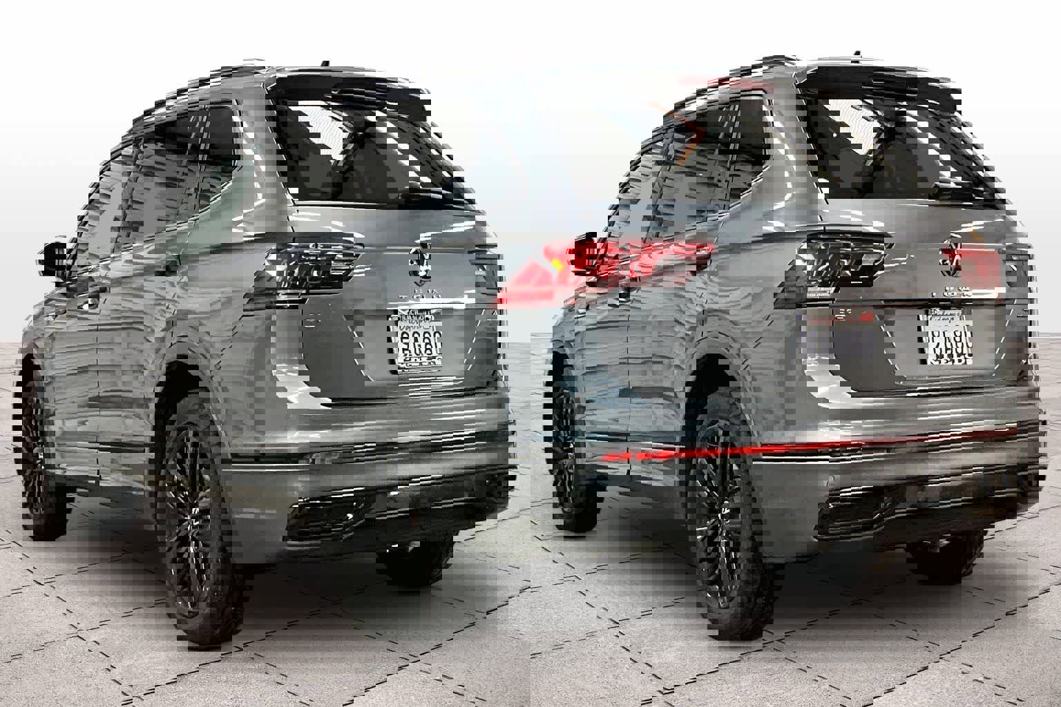 Used 2022 Volkswagen Tiguan SE R-Line image 14