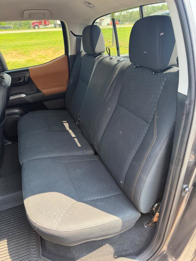 Used 2020 Toyota Tacoma SR5 RWD image 8