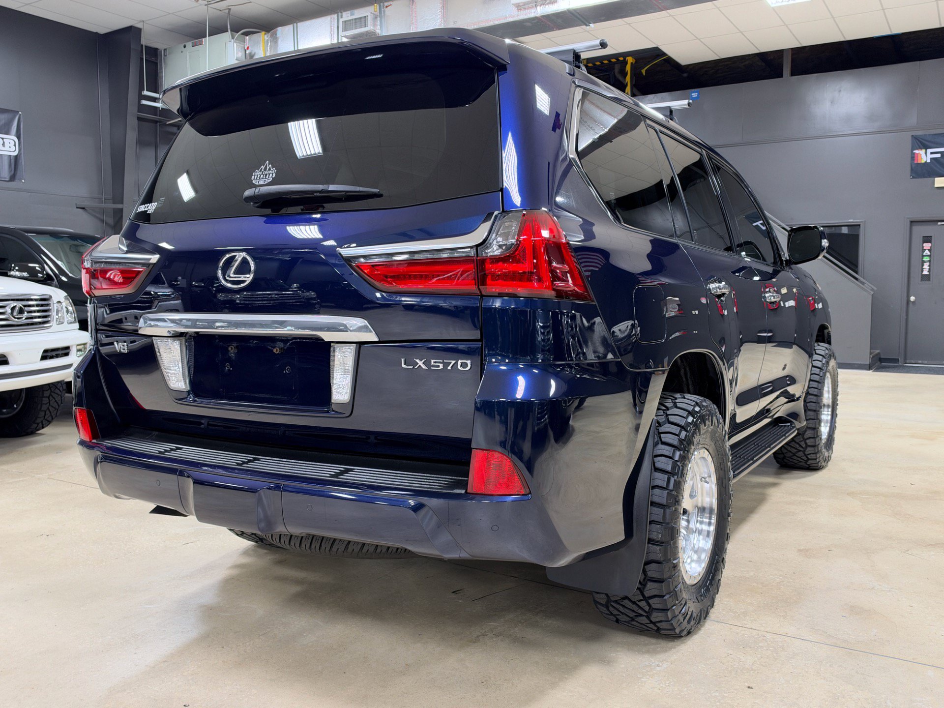 Used 2017 Lexus LX 570 4WD w/ Luxury Package image 8