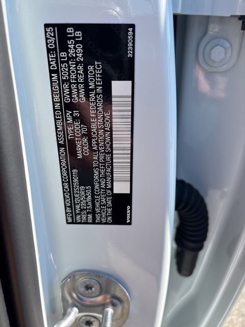 Used 2025 Volvo XC40 B5 Plus image 28